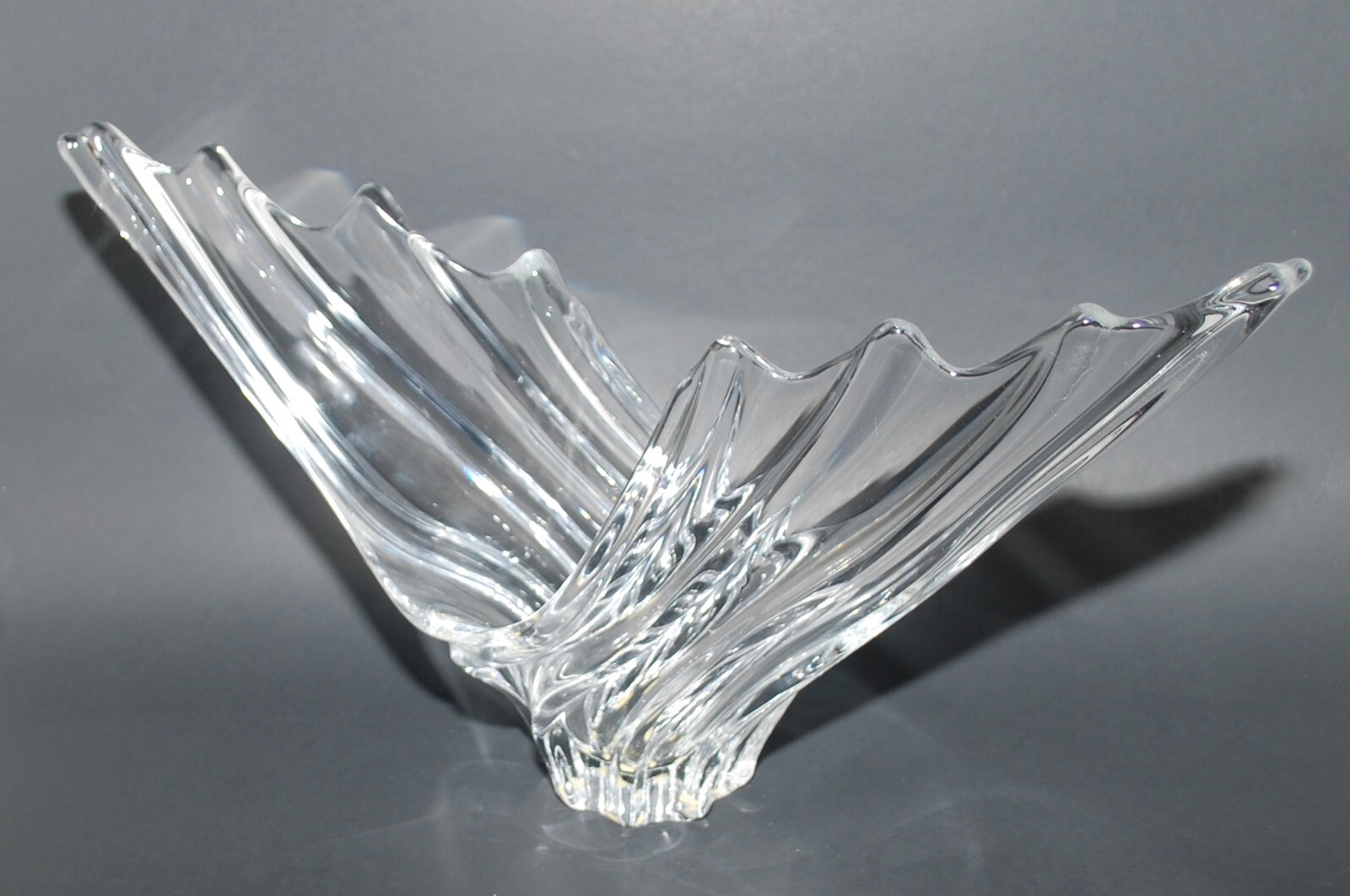 Vtg. Vannes France Le Chatel Crystal Modernist Winged Wave Centerpiece Vase 16″
