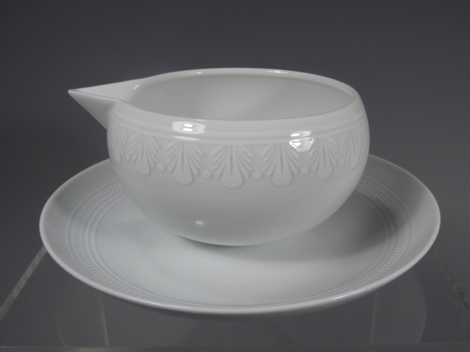Ornament Vista Alegre Gravy Boat 5 1/4 X 2 3/4″ and Under Plate 7 1/2″ Diameter
