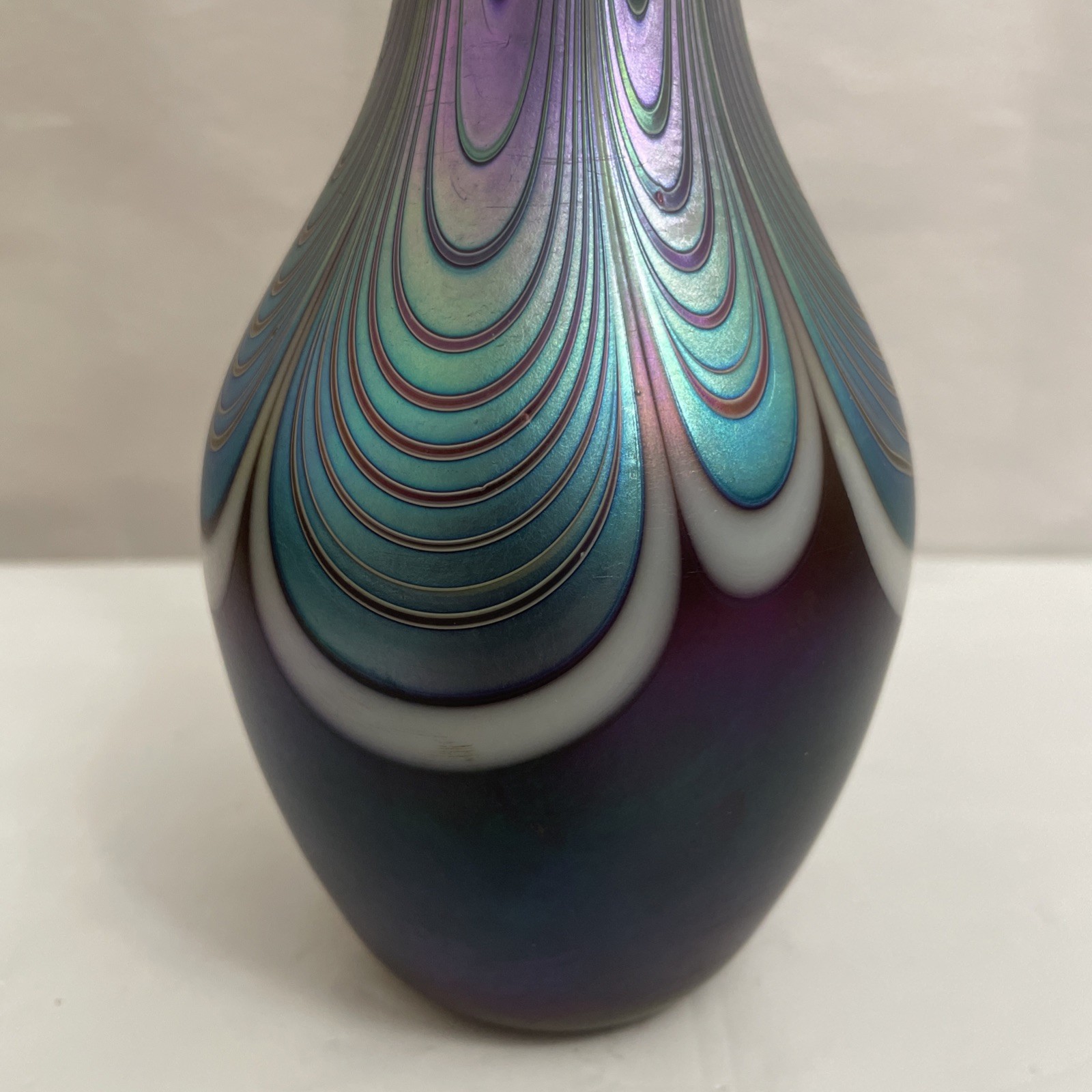 Vintage 1985 Signed OKRA Art Glass Vase Iridescent Peacock Feather Design 8.25“