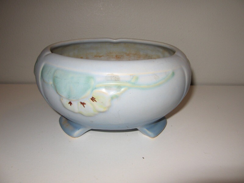 Mid Century Weller Light Blue 3 Legs Round Vase 5 1/2″ Diameter VGC