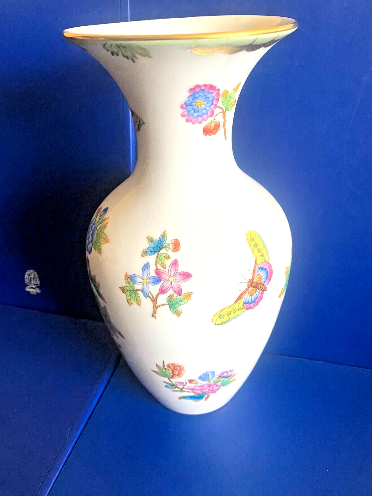 HEREND PORCELAIN HANDPAINTED QUEEN VICTORIA VASE 7026/VBO