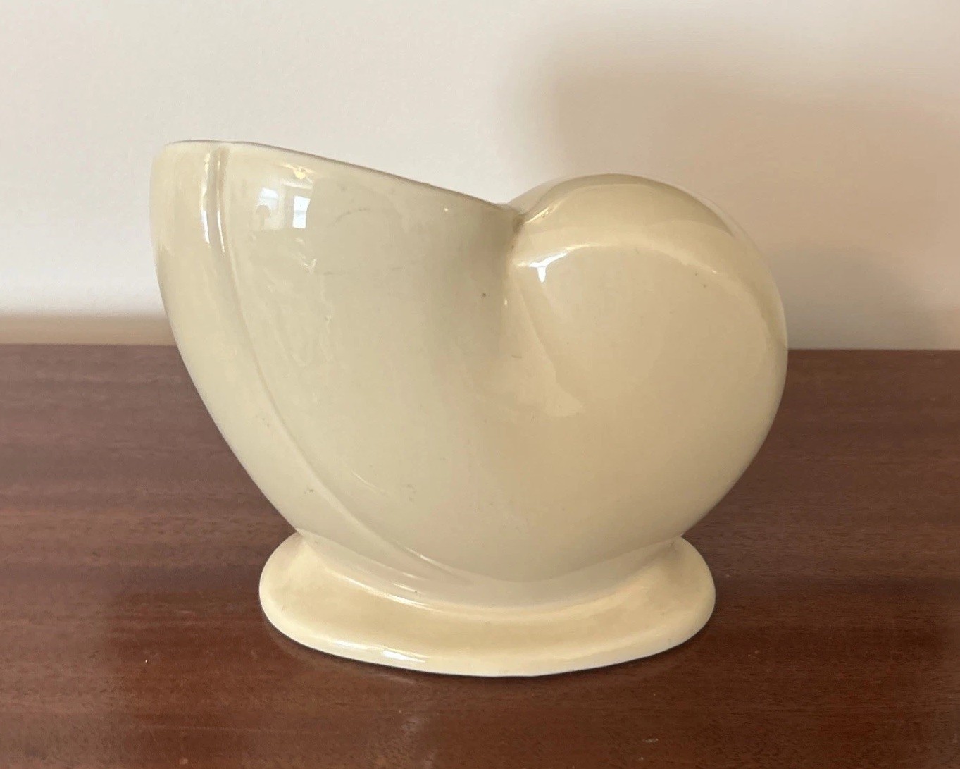 Vintage TAC Trenton Pottery India Ivory Conch Shell Vase Planter.