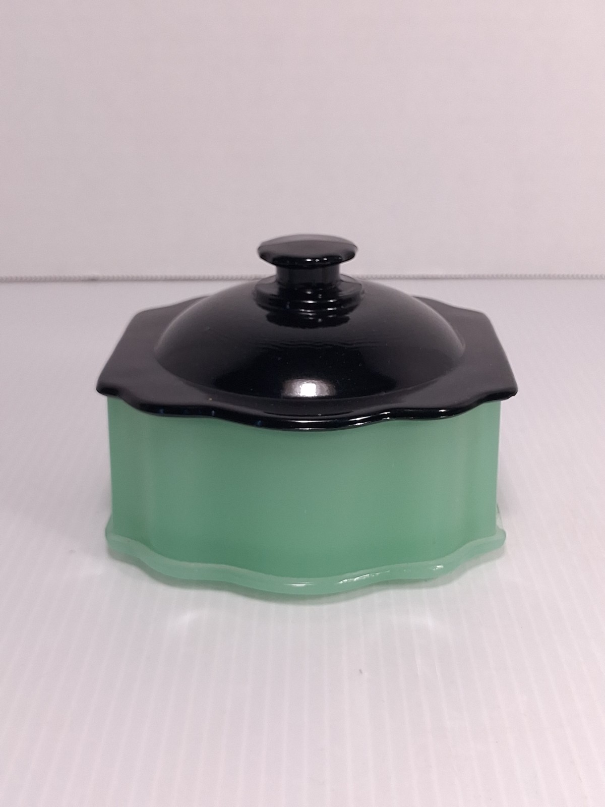 RARE New Martinsville Jade Uranium Glass Vanity Powder Box Art Deco