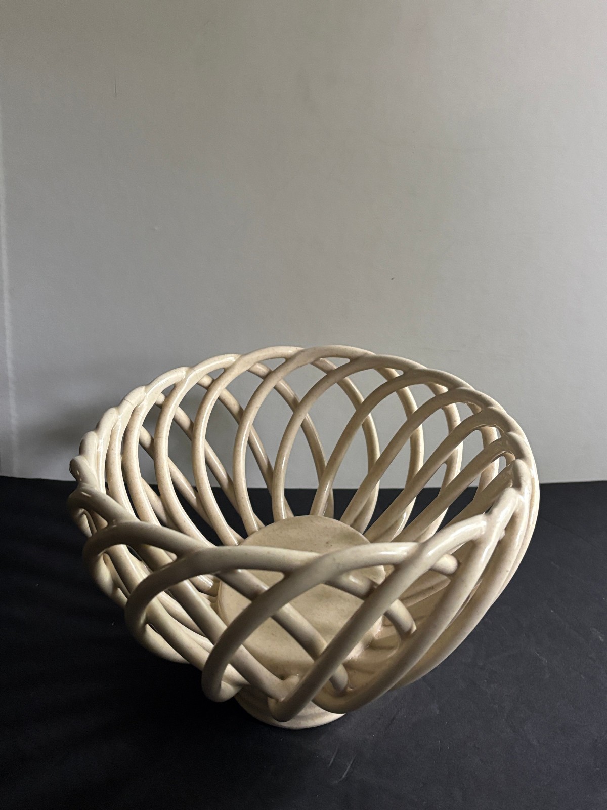 VINTAGE OFF-WHITE CERAMIC OPEN-LATTICE BREAD BASKET/FRUIT BOWL
