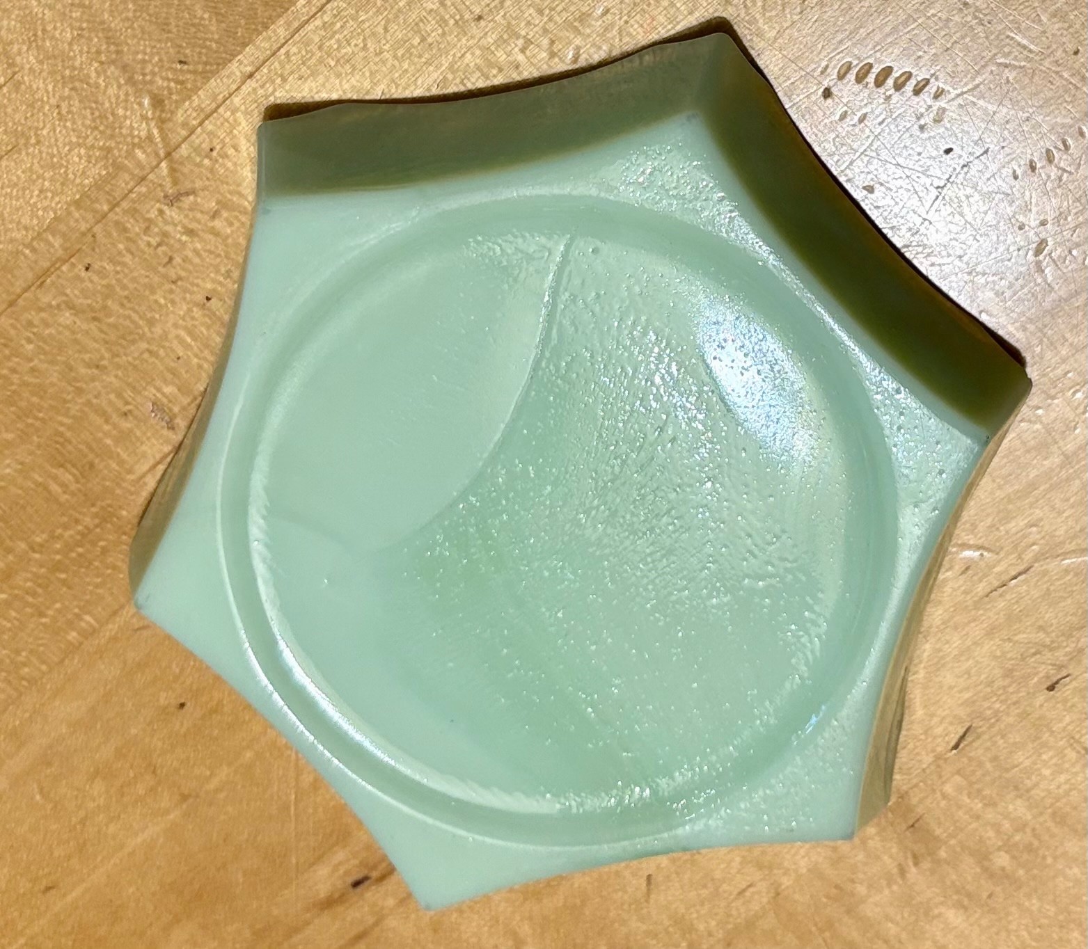 JEANNETTE JADITE GREEN GLASS HEX ASHTRAY W/ MATCH HOLDER – 4 1/2″ X 1″ – 30’S.