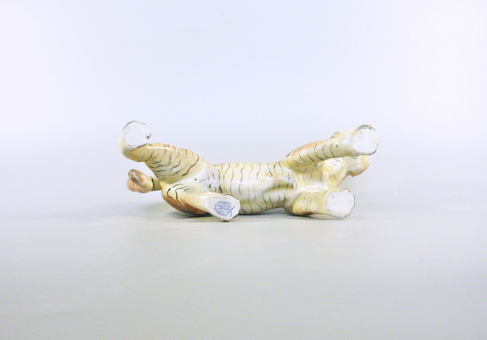 HEREND, TIGER BIG CAT ON THE HUNT 8″, HANDPAINTED PORCELAIN FIGURINE ! (B013)