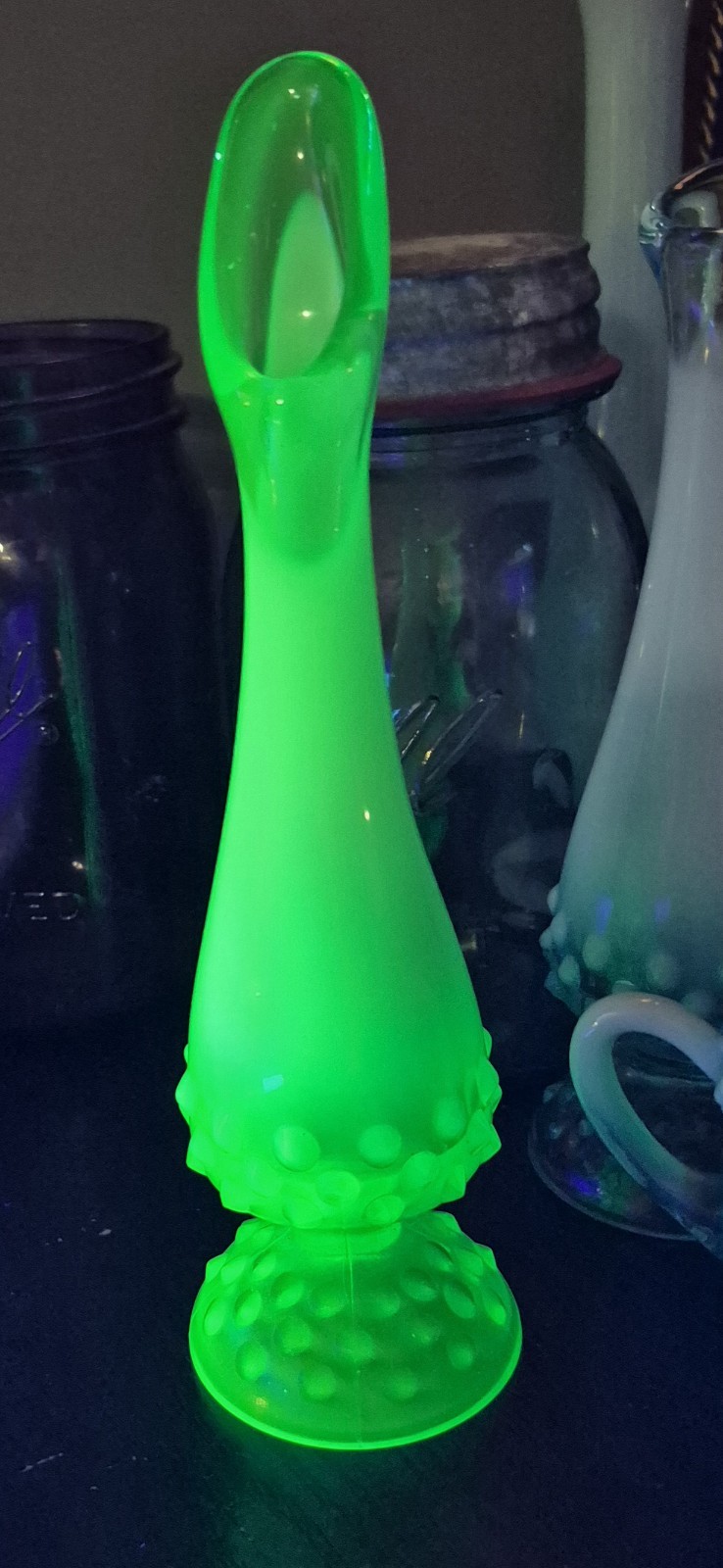 Beautiful Vintage Fenton 10″ Emerald Green Opalescent Uranium Hobnail Swung Vase