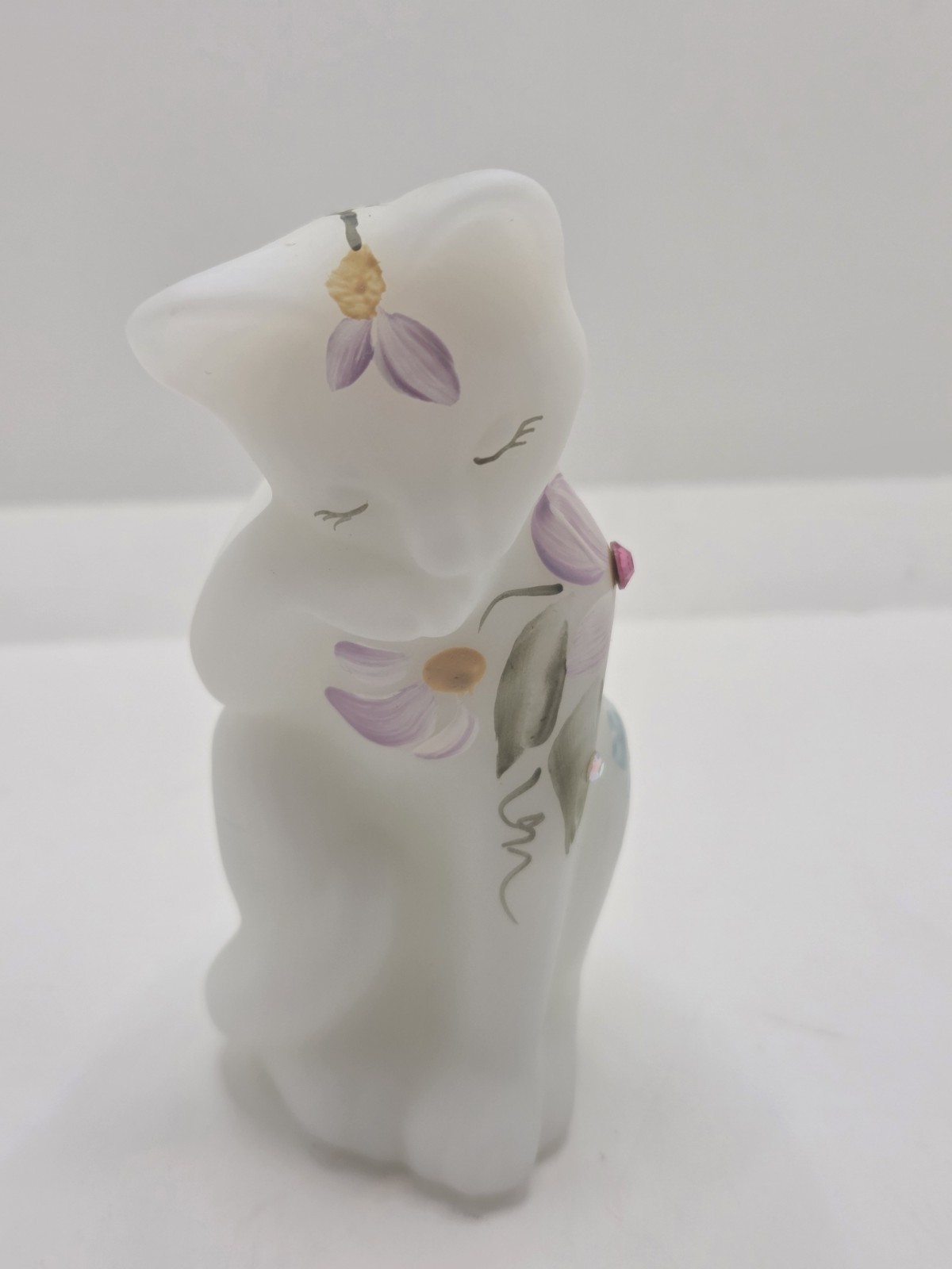 Fenton Hand Painted Grooming Cat Satin Opal White Dew Drop Jewels