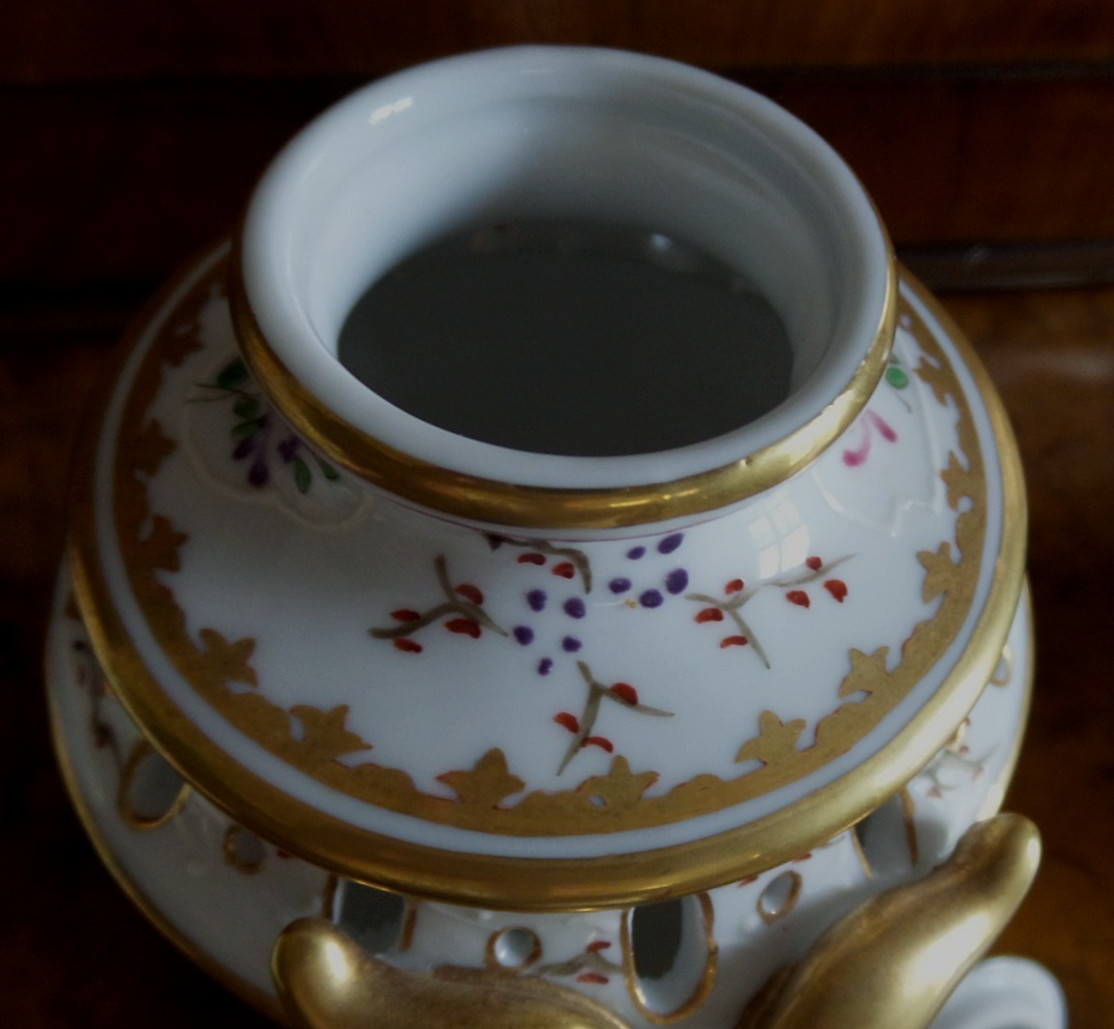 Porcelain Chelsea House Ram Head Armorial Urn 9″H x6″W