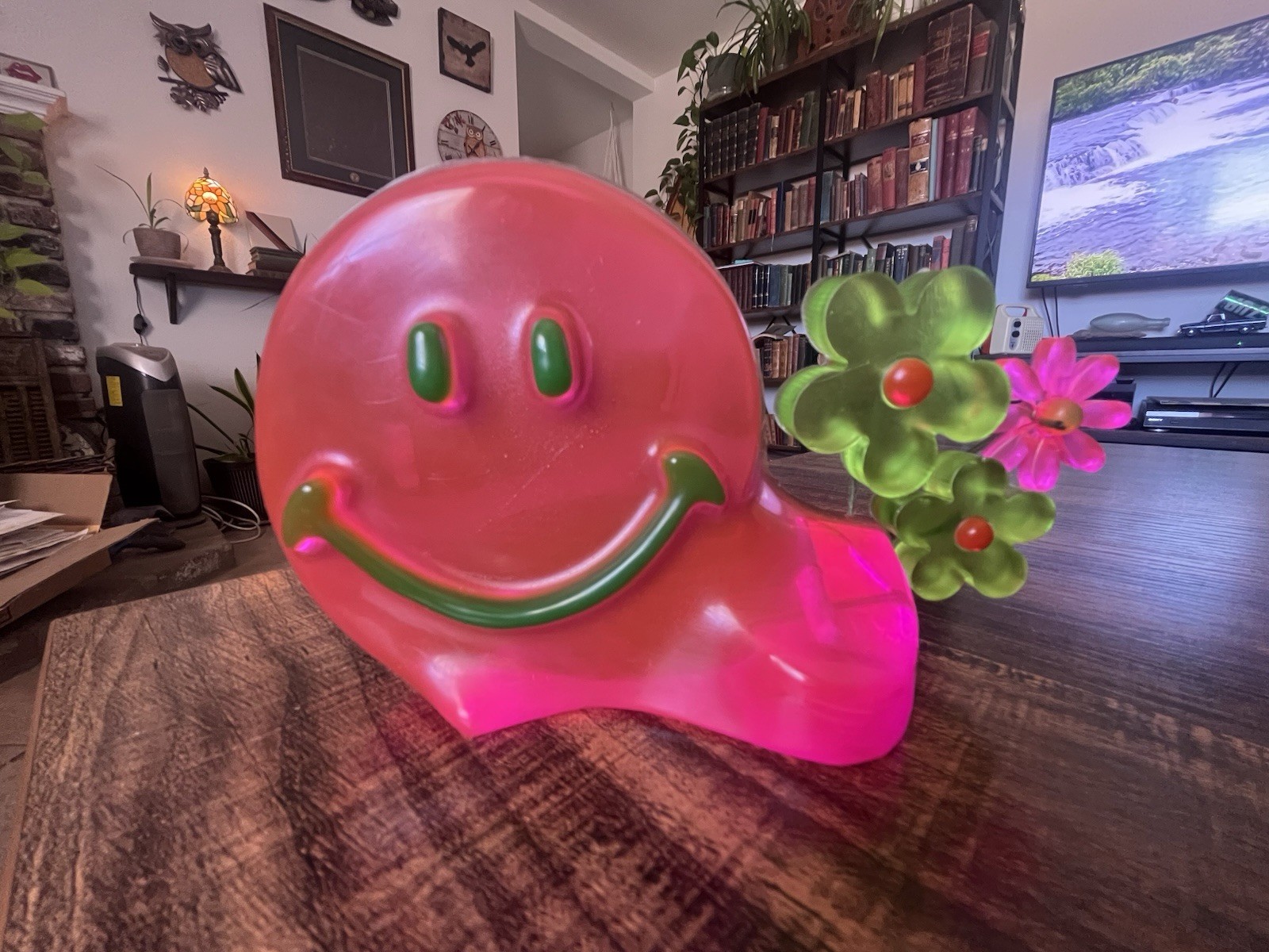 Pink RESIN Smiley Face Figurine w/ Flower Bouquet