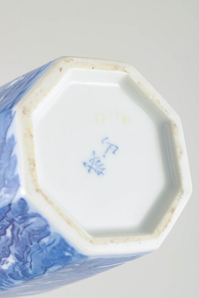 Chinese hand-painted porcelain vase. Republic Period, possibly 1920s–1940s.
