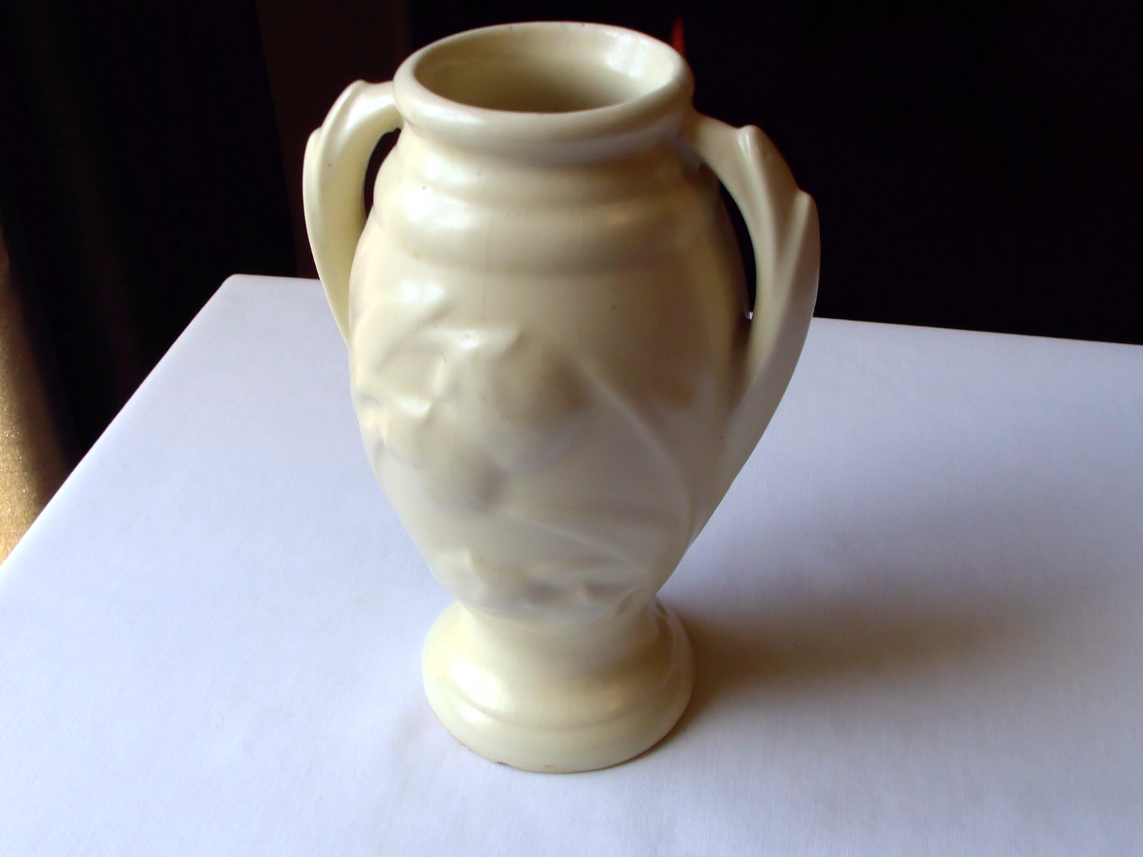 VINTAGE SHAWNEE EMBOSSED CLOVER BLOOM VASE MATTE WHITE 6″ HANDLES