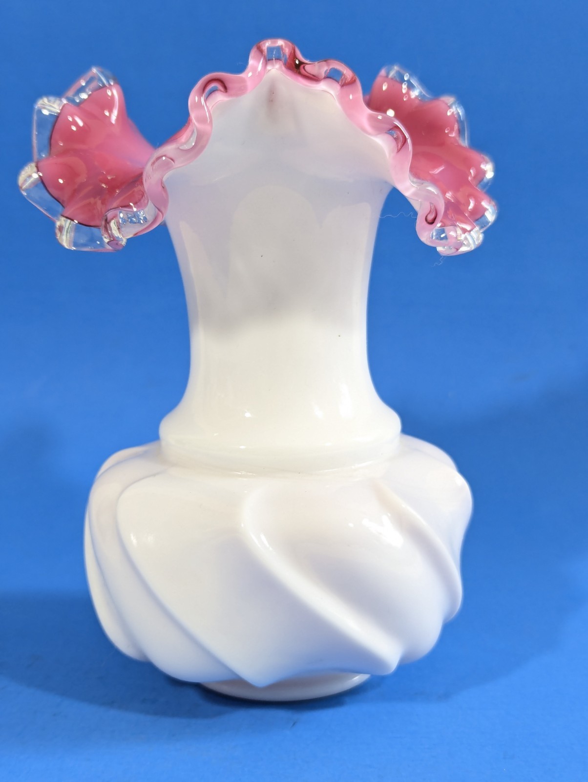 Vintage FENTON Peach Crest Glass Swirl Vase Ruffled Rim Pink White