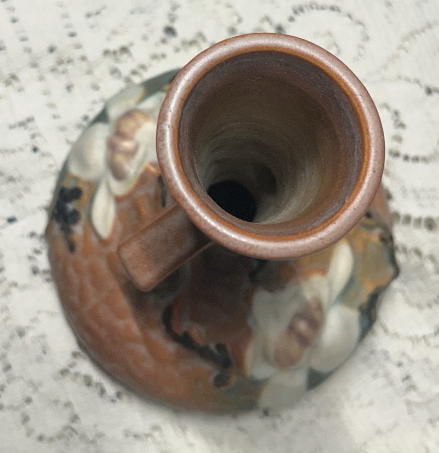 Beautiful Roseville Pottery 179-7 Magnolia Vase in Tan, White & Green 7 1/2”