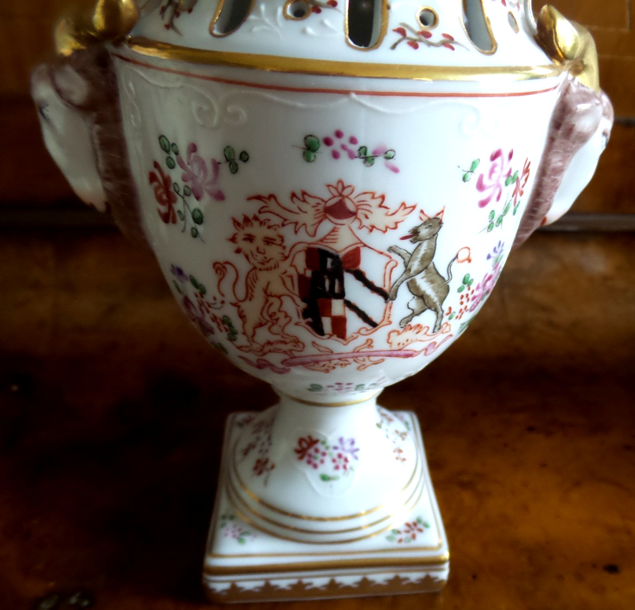 Porcelain Chelsea House Ram Head Armorial Urn 9″H x6″W
