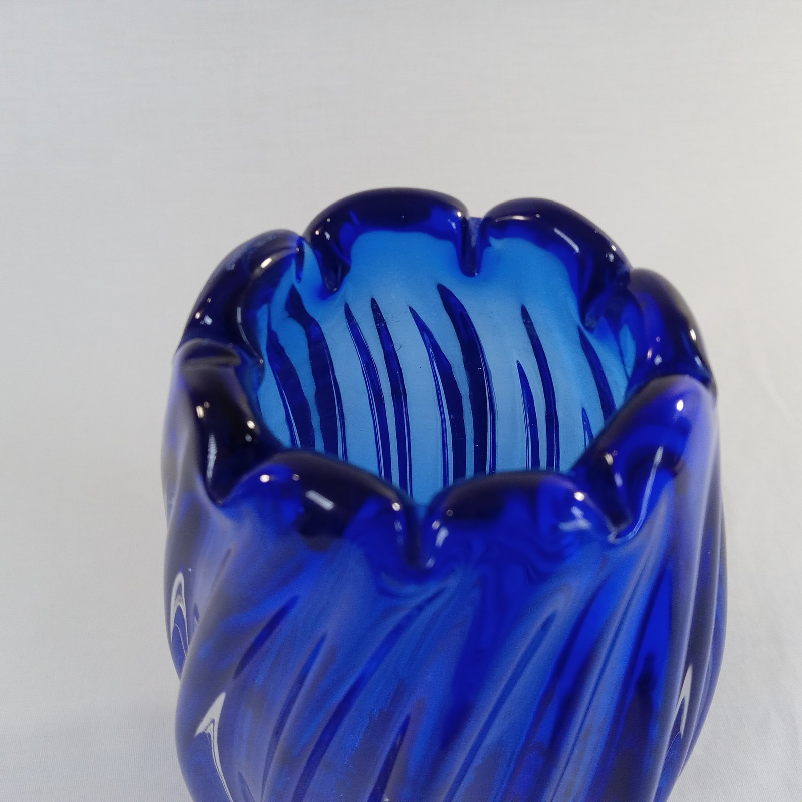 Stunning Cobalt Blue Art Glass Vase Heavy Ribbed Swirl Scalloped Rim 7.75″ Tall