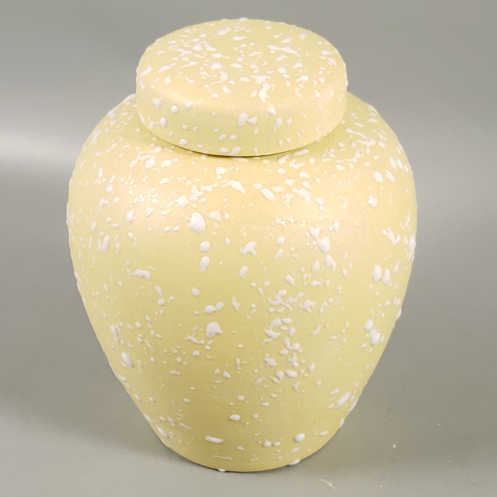 Vintage ARNELS Yellow Speckled White Hand Painted Matte Ceramic URN GINGER JAR