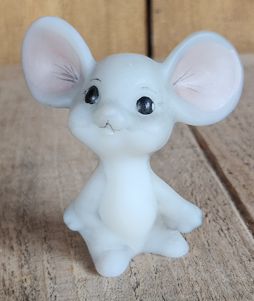 Adorable Vintage Hand Painted Fenton Satin Art Glass Big Ear Bucktooth 3″ Mouse