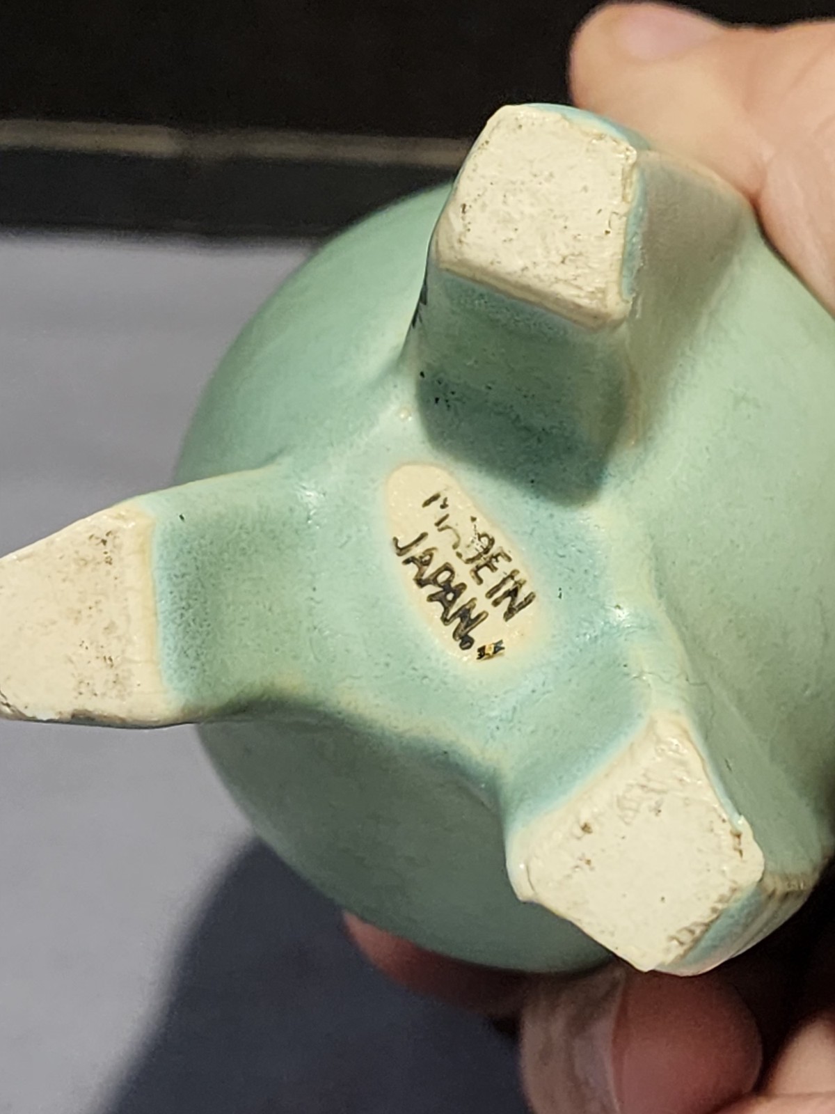 VINTAGE MADE IN JAPAN 5.5″ MATTE GREEN 3 FOOTED POTTERY VASE HAND PAINTED