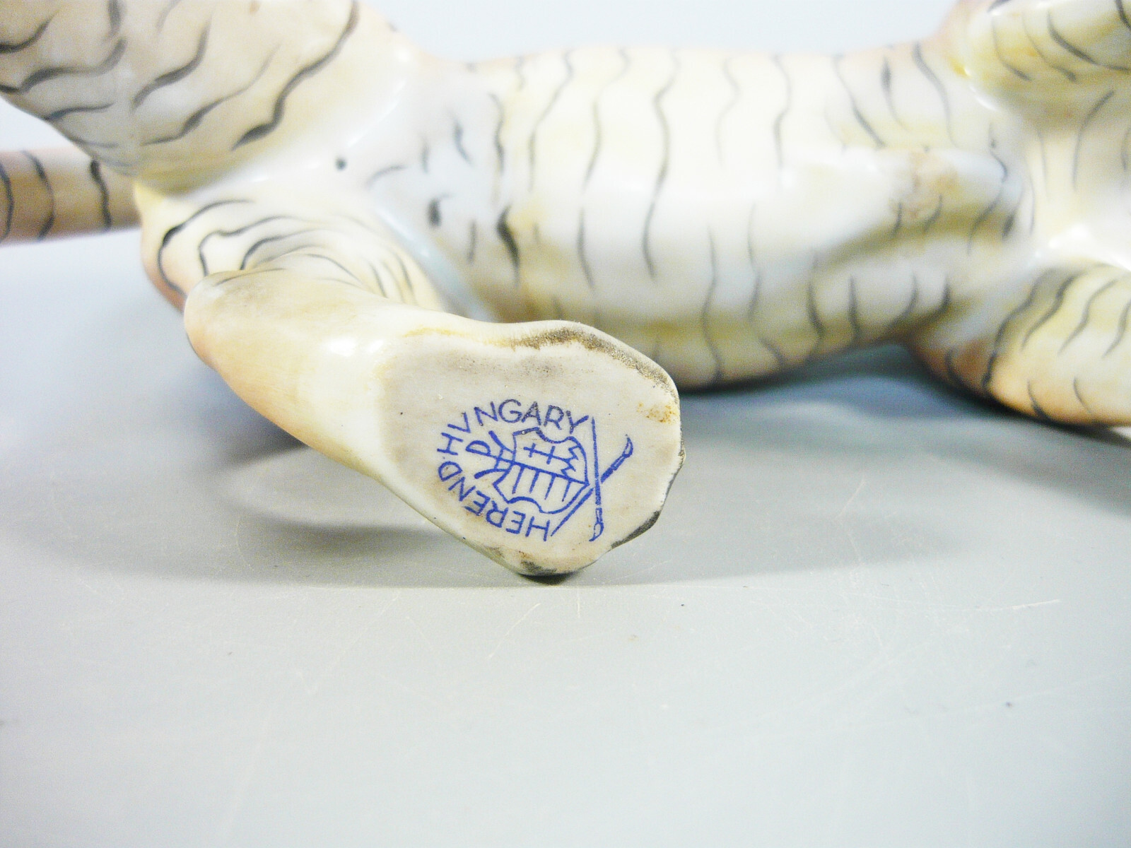 HEREND, TIGER BIG CAT ON THE HUNT 8″, HANDPAINTED PORCELAIN FIGURINE ! (B013)