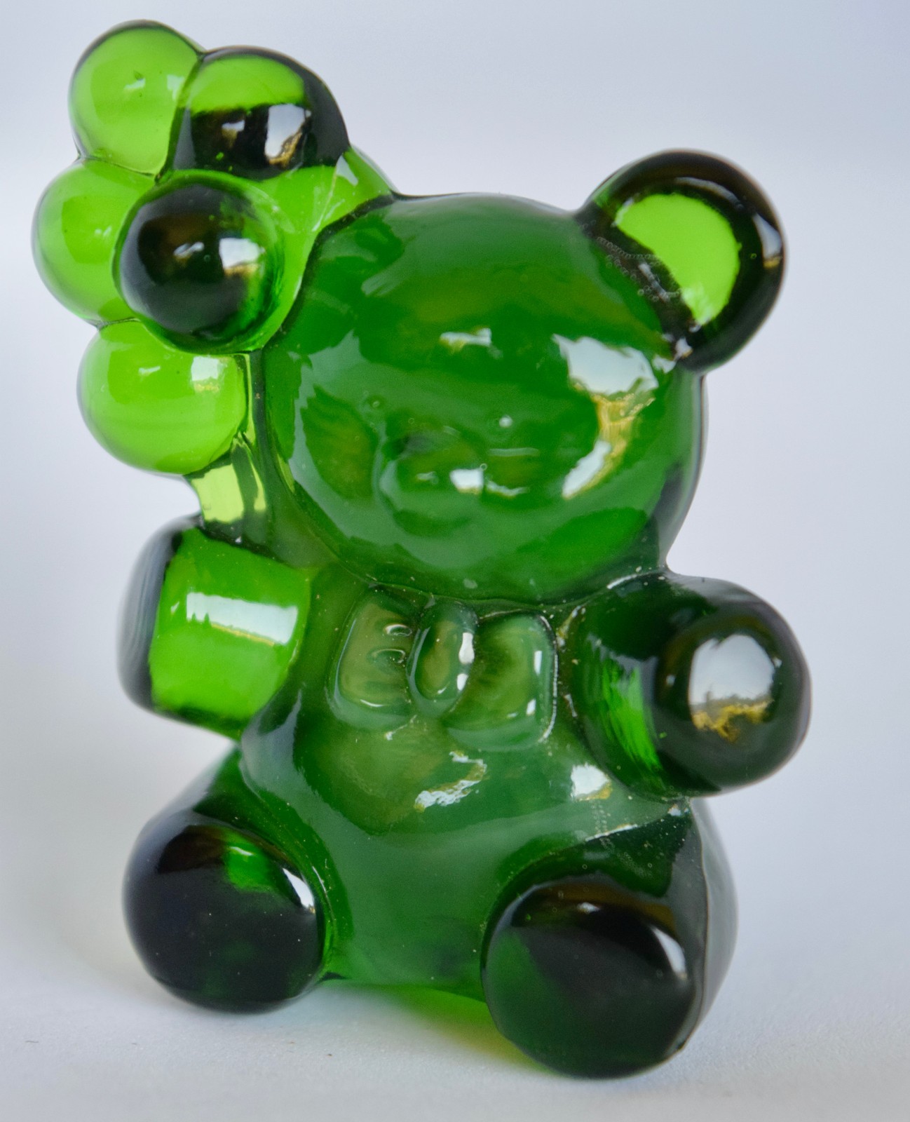 Vintage BOYD ART GLASS PATRICK THE BEAR LIME GREEN 2″ LINE Above/Below