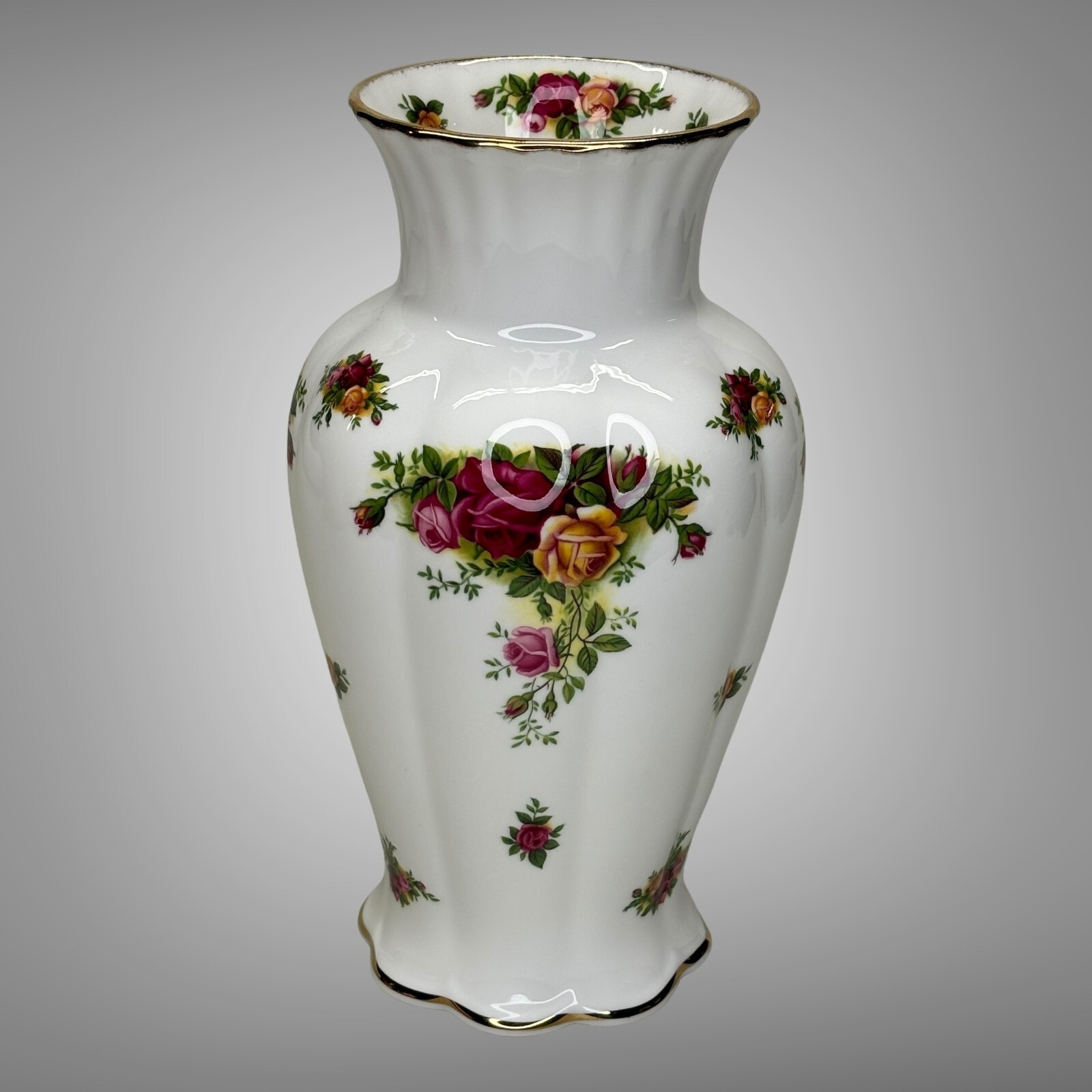 Vintage 1962 Royal Albert Old Country Roses Vase with Scallop Footing England