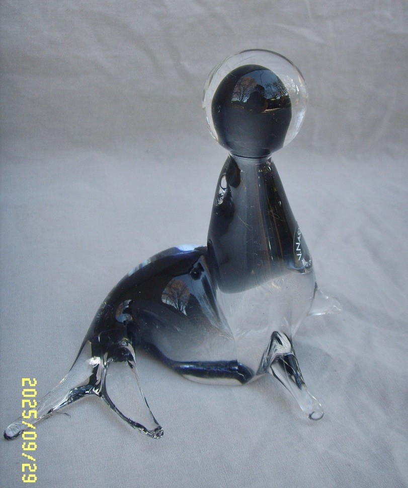 V NASON MURANO ART GLASS SEAL WITH BALL SCULPTURE FIGURE SMOKY GRAY/ CLEAR ITALY
