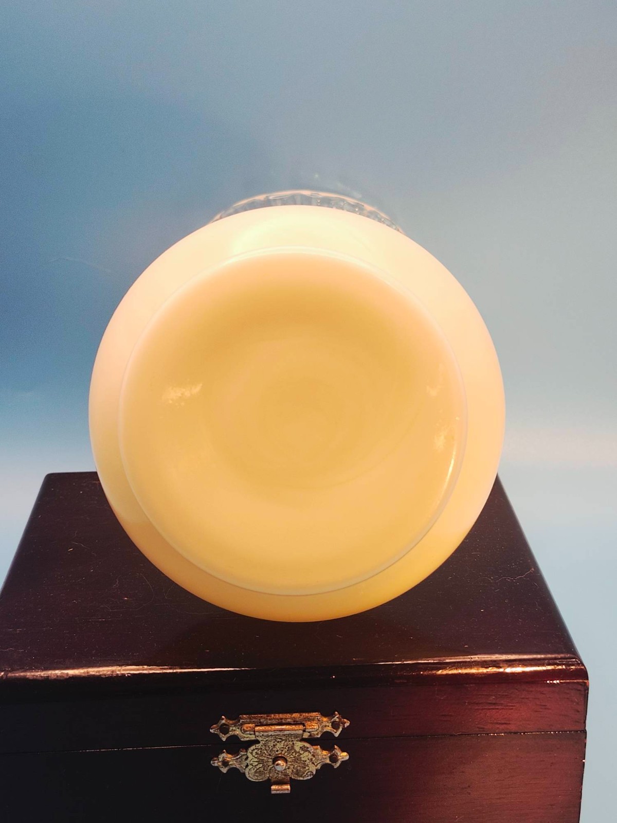 Rare Fenton Ivory Crest 8” Vase Mold #186 Glows under UV Light