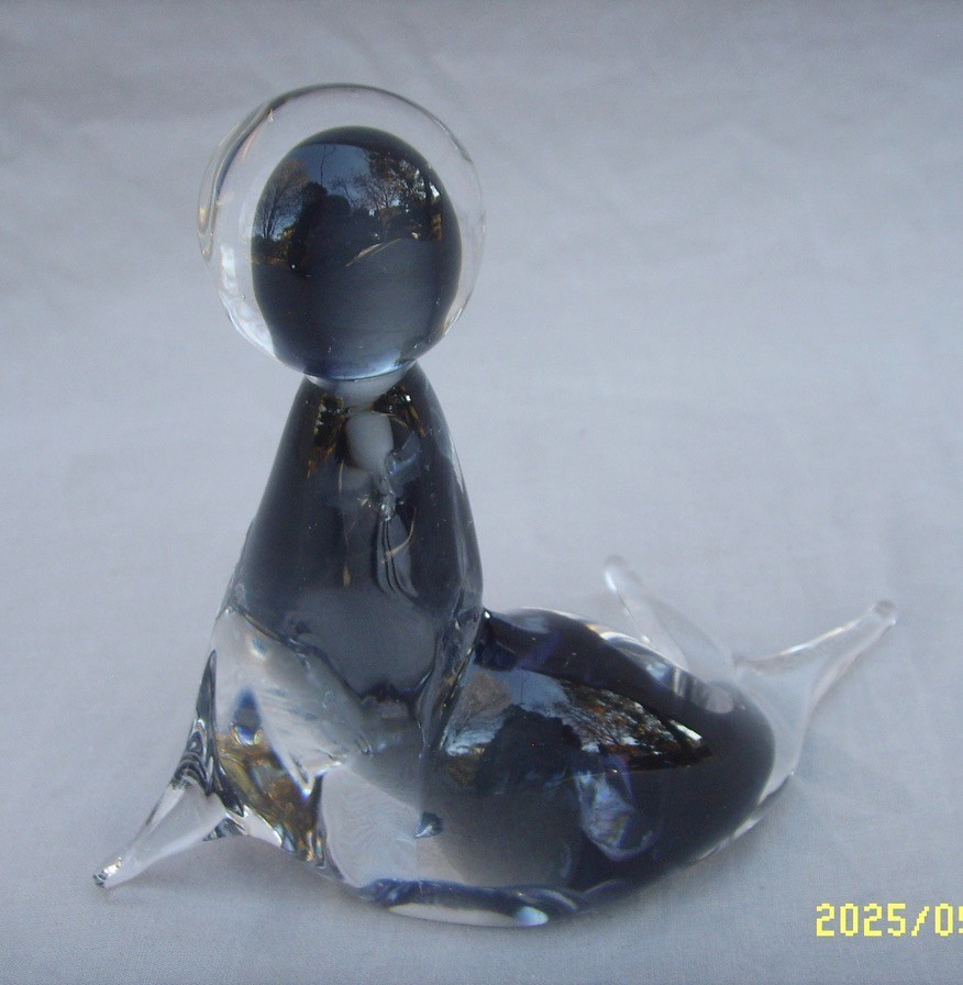 V NASON MURANO ART GLASS SEAL WITH BALL SCULPTURE FIGURE SMOKY GRAY/ CLEAR ITALY