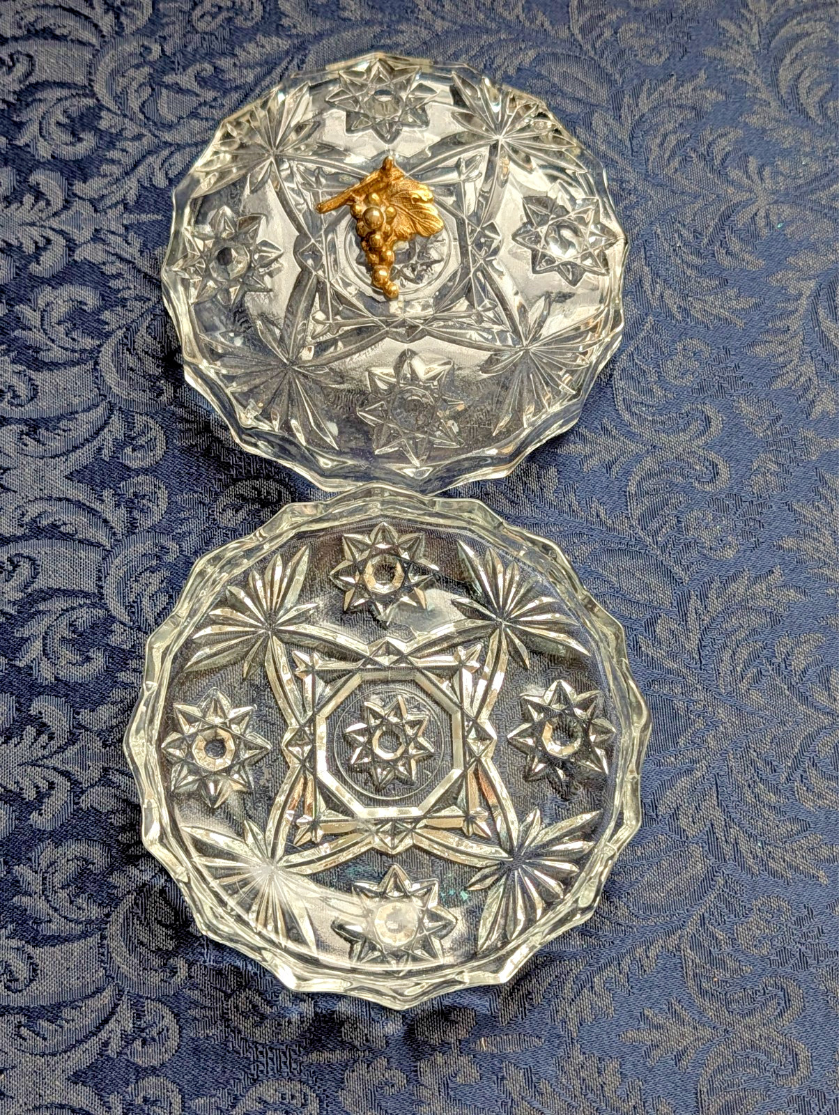 VTG POWDER BOX 5” WITH GOLD GRAPES EAPC PATTERN ITALY ~ EUC