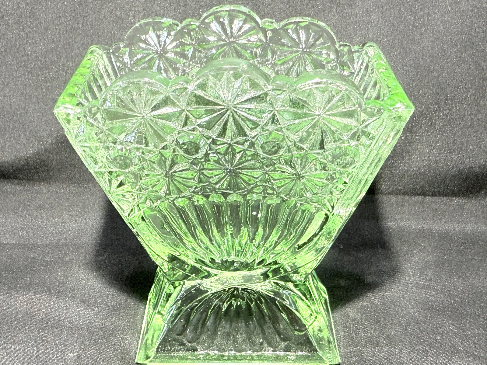 Green Vaseline glass Daisy & button pattern flower fan bud vase uranium selenium