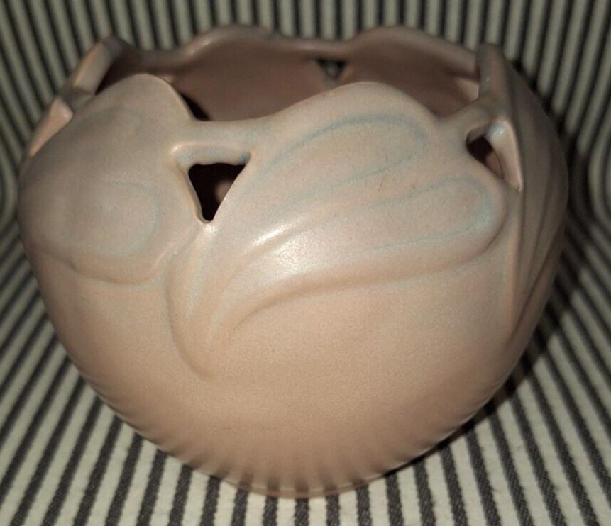 VTG VAN BRIGGLE ART POTTERY SIGNED ROSE & LILAC BLUE PHILODENDRON LEAF BOWL VASE