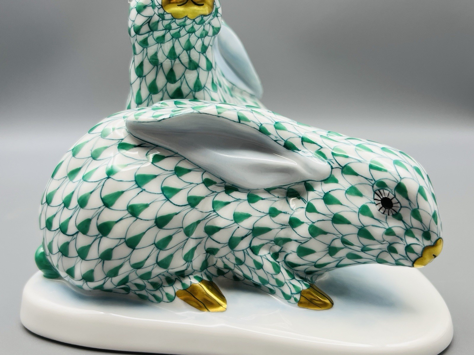 Herend Figurine larger Bunny / Rabbit Pair – Green Fishnet