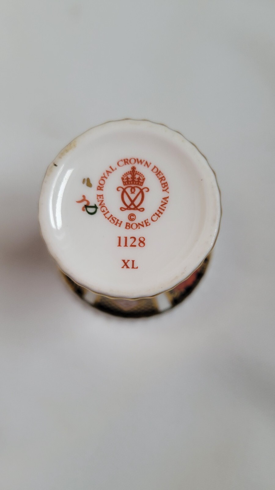 Royal Crown Derby OLD IMARI Urn/ Vase. 3 Inches Tall. 1128 rare vintage English
