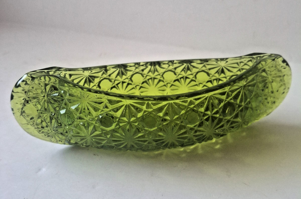 Vintage Fenton Art Glass Emerald Green Daisy & Button Canoe Boat Figurine-Damage