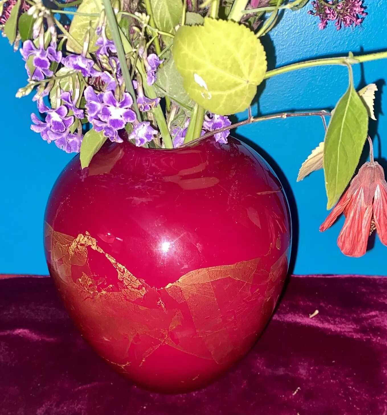 DONALD CARLSON SIGNED Art Glass VASE Hand-blown Cherry Red Gold 7.5″ Urn EUC