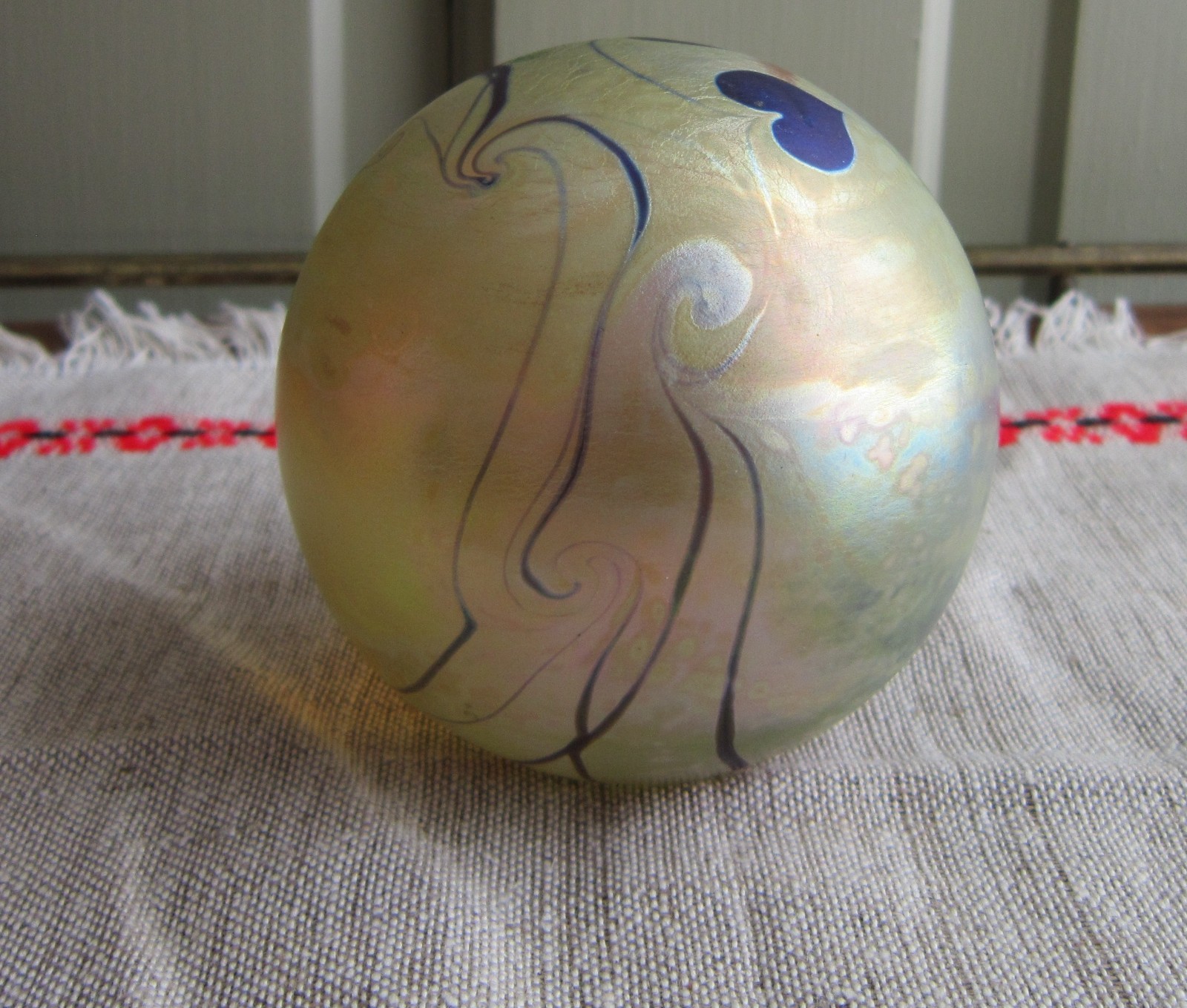 Eickholt Art Glass Paperweight Hearts & Vines on Gold 1987