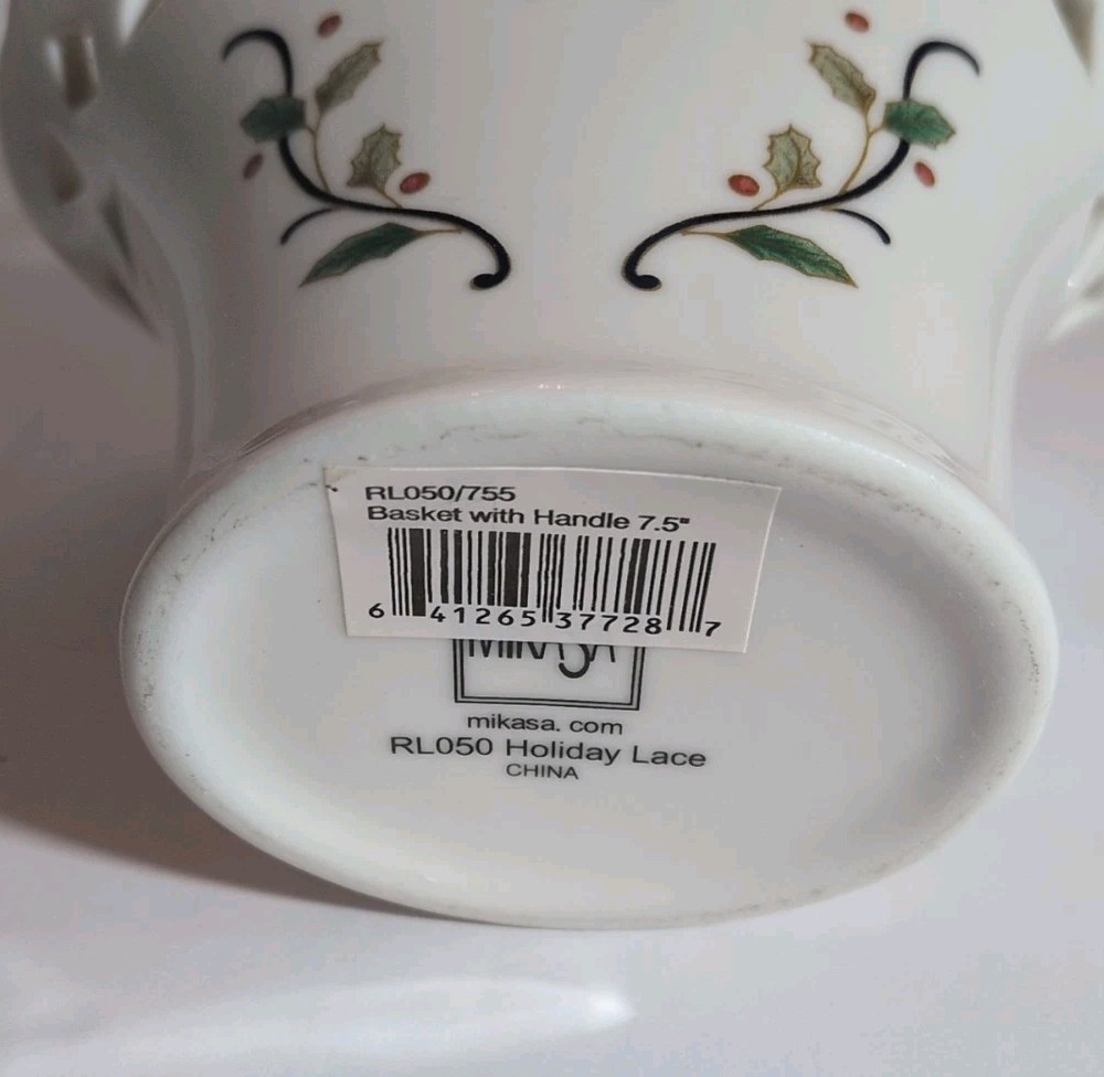 Mikasa Basket Porcelain Holiday Lace Christmas Holly & Berry 7.5”