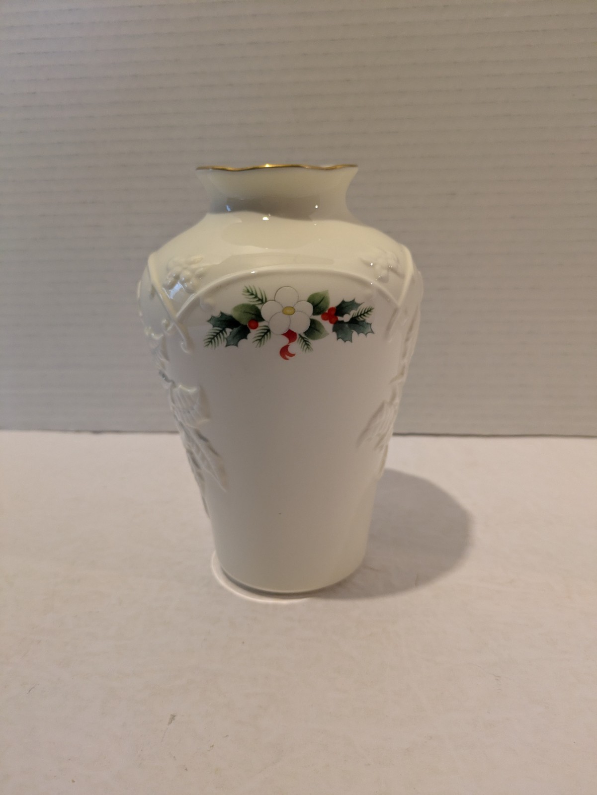 Pfaltzgraff Yuletide Pattern Christmas Vase 6 1/2 inches Gold Rim