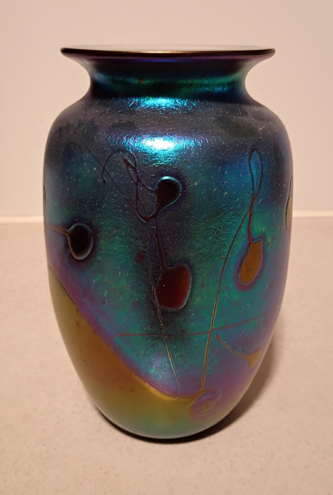 Stunning Vintage Signed 1994 David Tate 8.5″ Iridescent Abstract Art Glass Vase