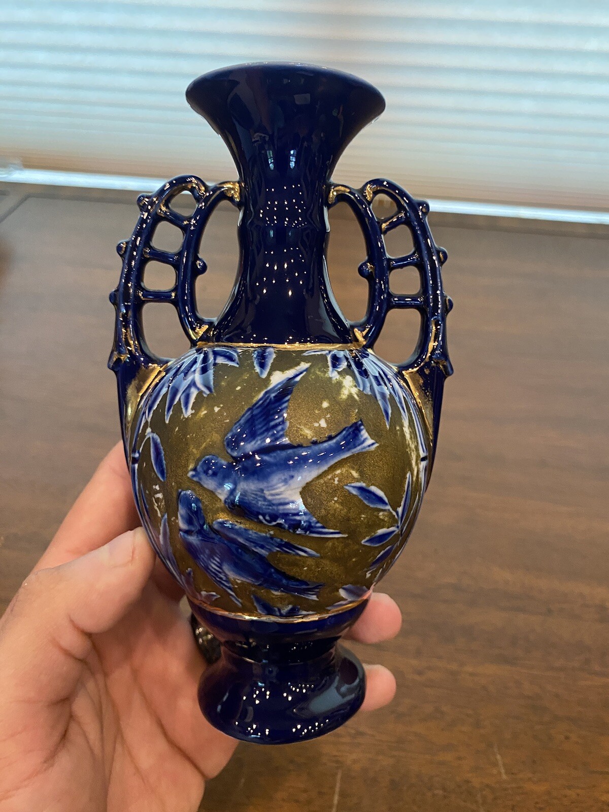 BEAUTIFUL VTG Blue/Gold HAND PAINTED Birds In Nature Scene Porcelain Vase 6.75″H