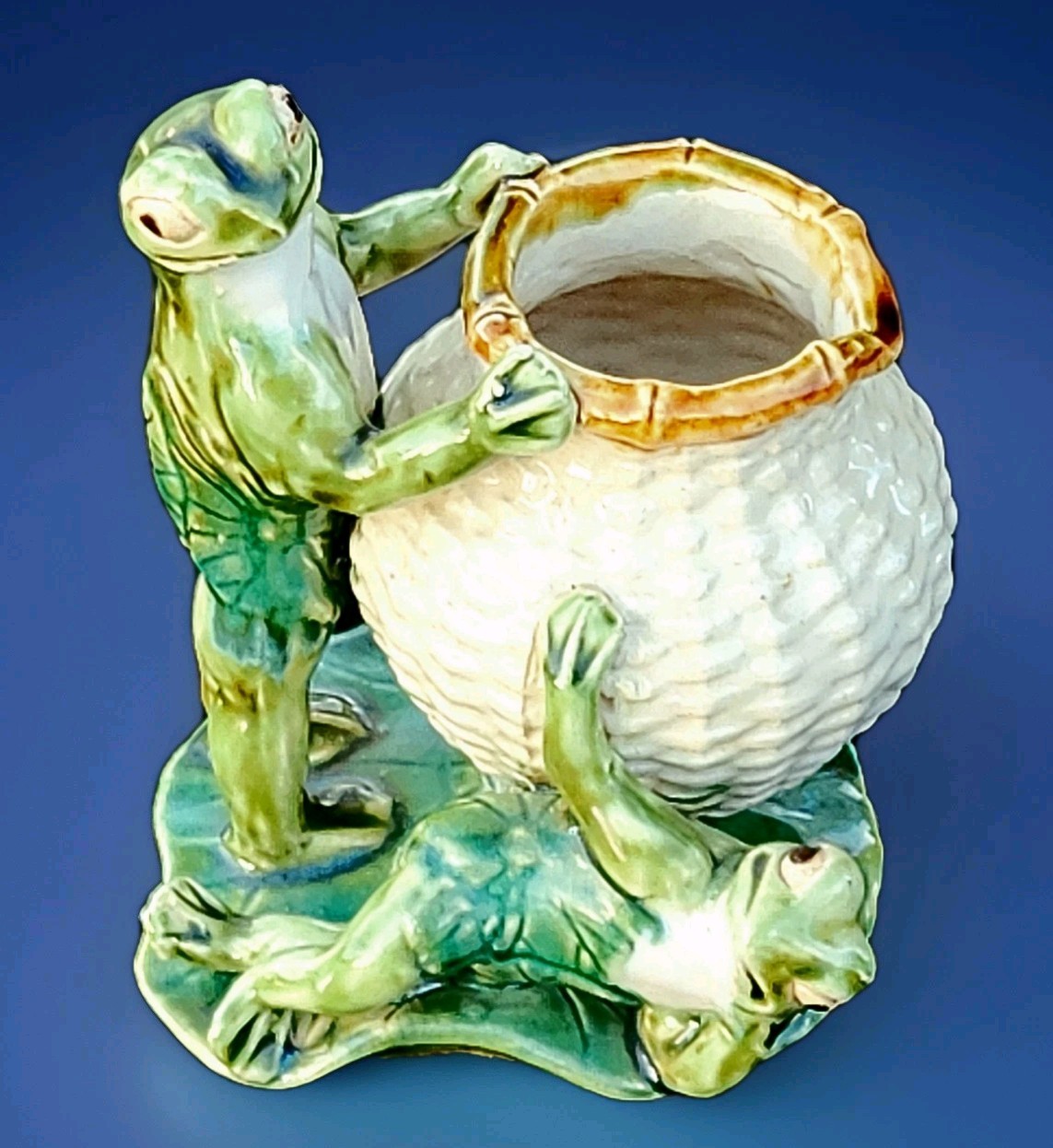 Vtg Mcm Mid-Century Majolica Ceramic Whimsical Frogs Lily Pad Pitcher Signed