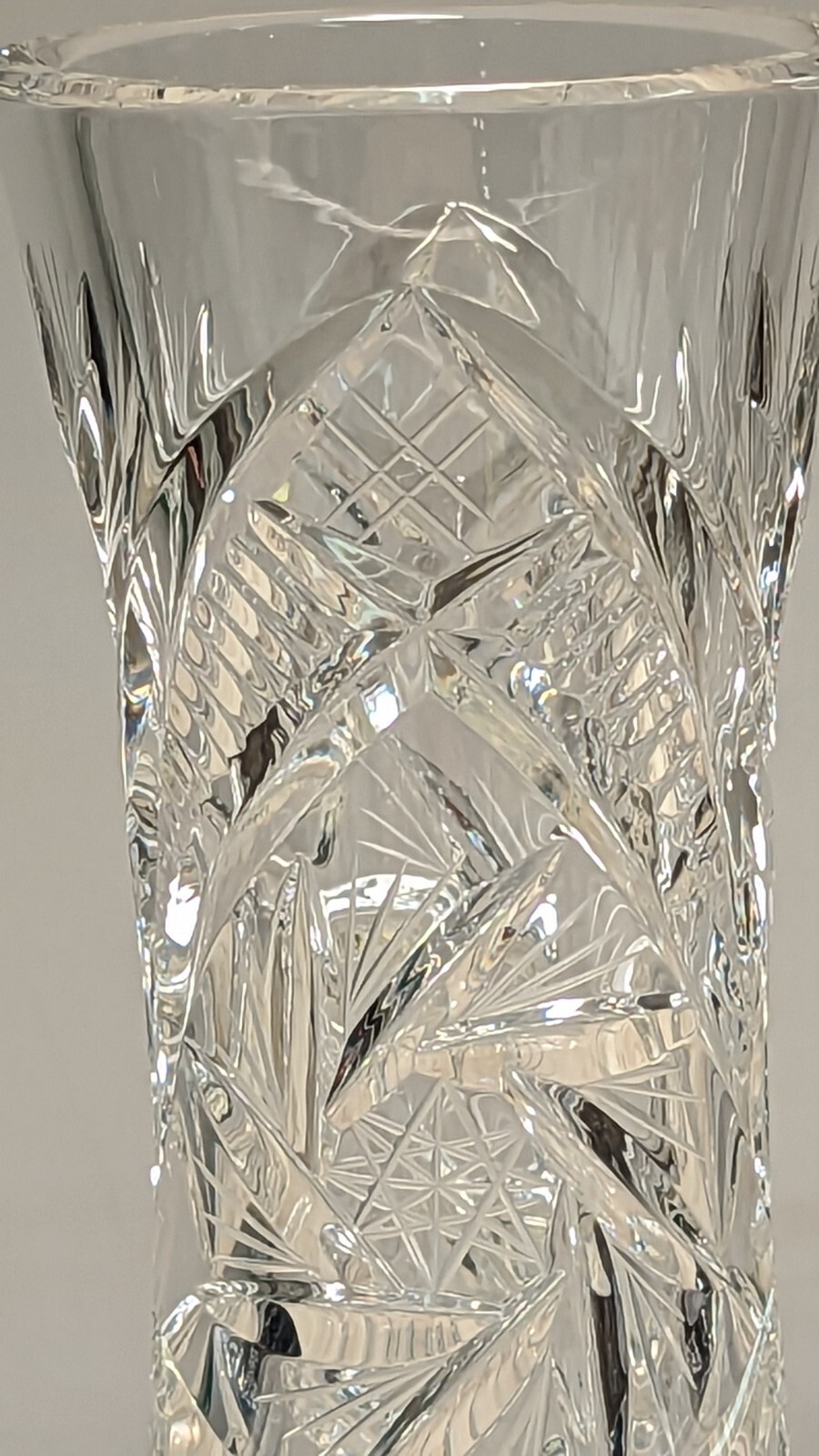 BEAUTIFUL LAUSITZER GERMANY CLEAR CUT PIN WHEEL STAR DESIGN LEAD CRYSTAL VASE