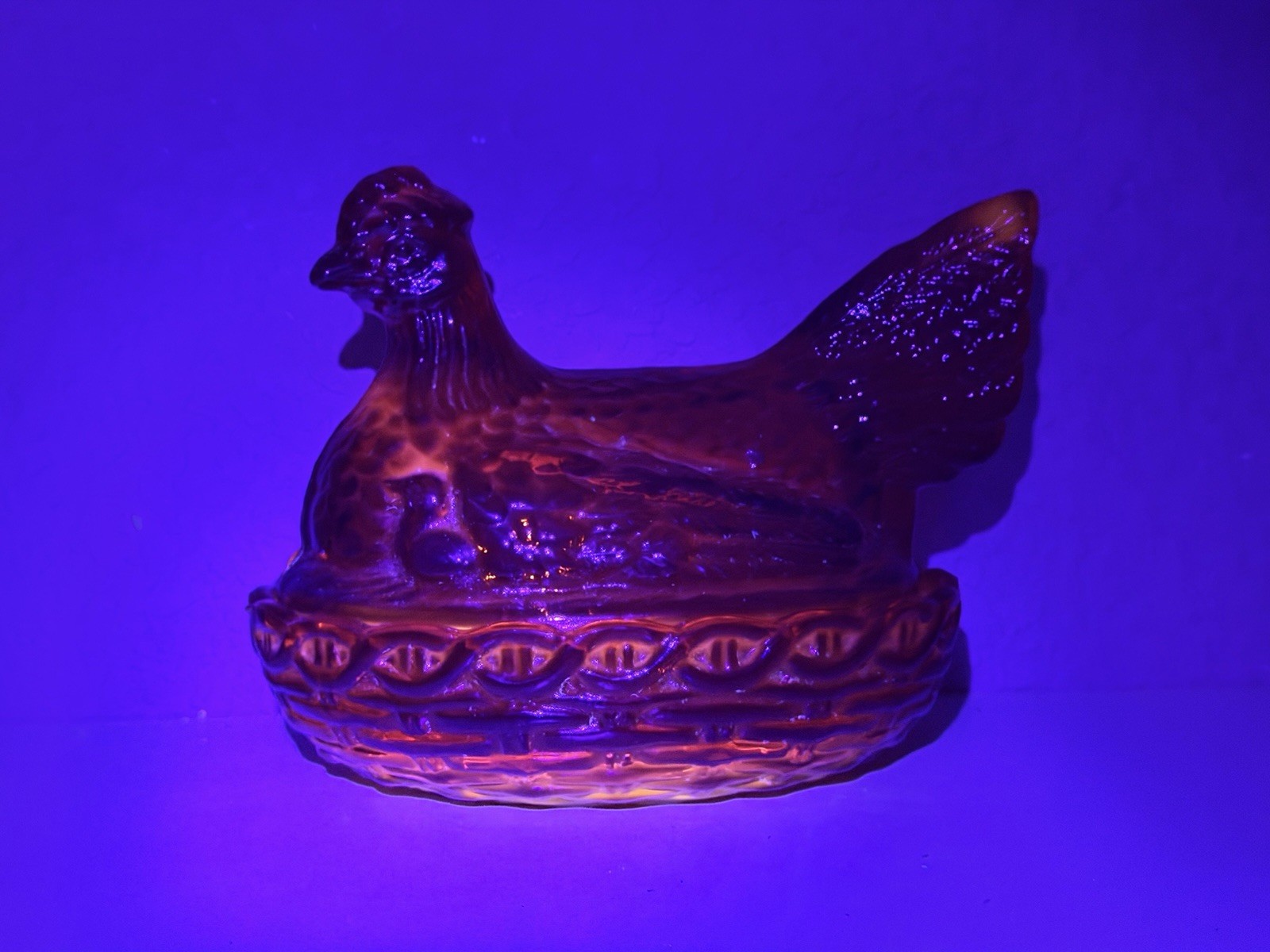 VINTAGE LE. SMITH 6″ RED FLAME HEN ON NEST w/ BABY CHICKS (AWESOME CADMIUM GLOW)