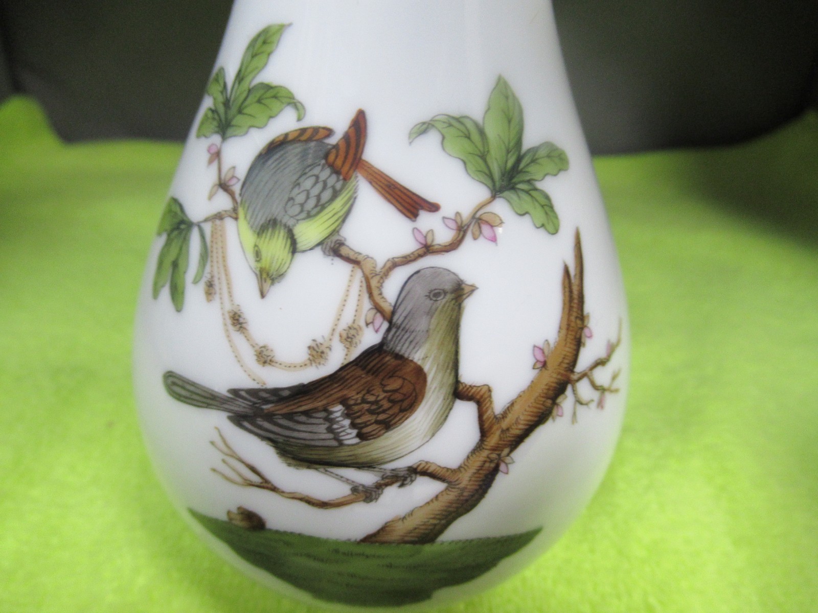 6 1/4″ Herend Hungary Rothschild Bird Hard Bud Vase 7052/RO