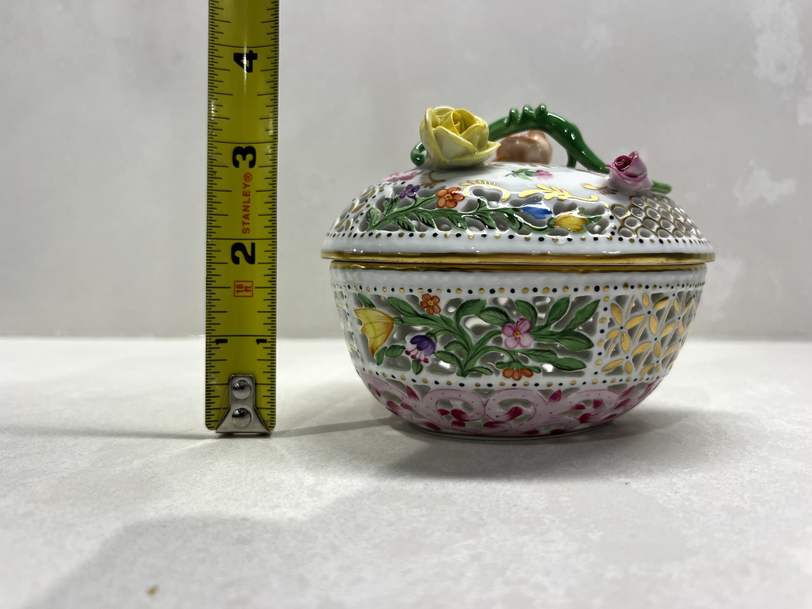 Herend Giftware Porcelain Heart Shape Reticulated Bonbon & Lid 6200/C