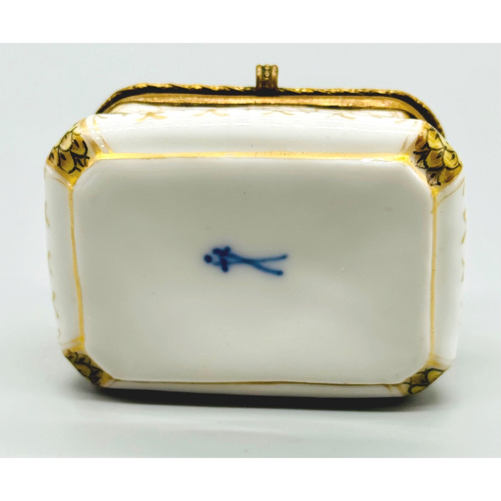 Antique Meissen Pill Trinket Box Hand Painted Courting Couple Porcelain Germany