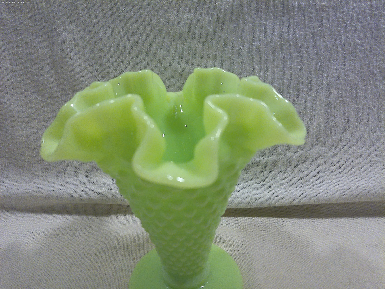 Vintage Fenton Jadeite Green Uranium Glass Hobnail Ruffled Vase 5 3/4″ – Glows
