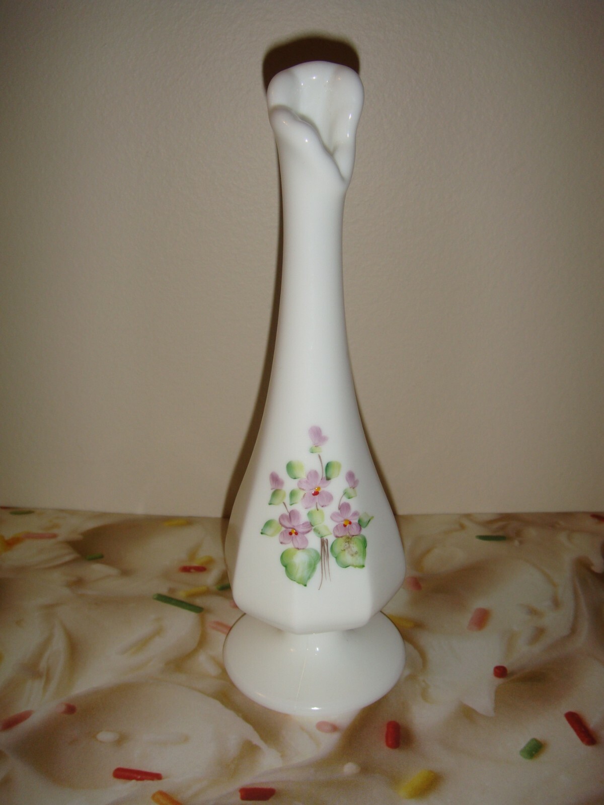 Fenton Glass Violets In Snow Bud Vase