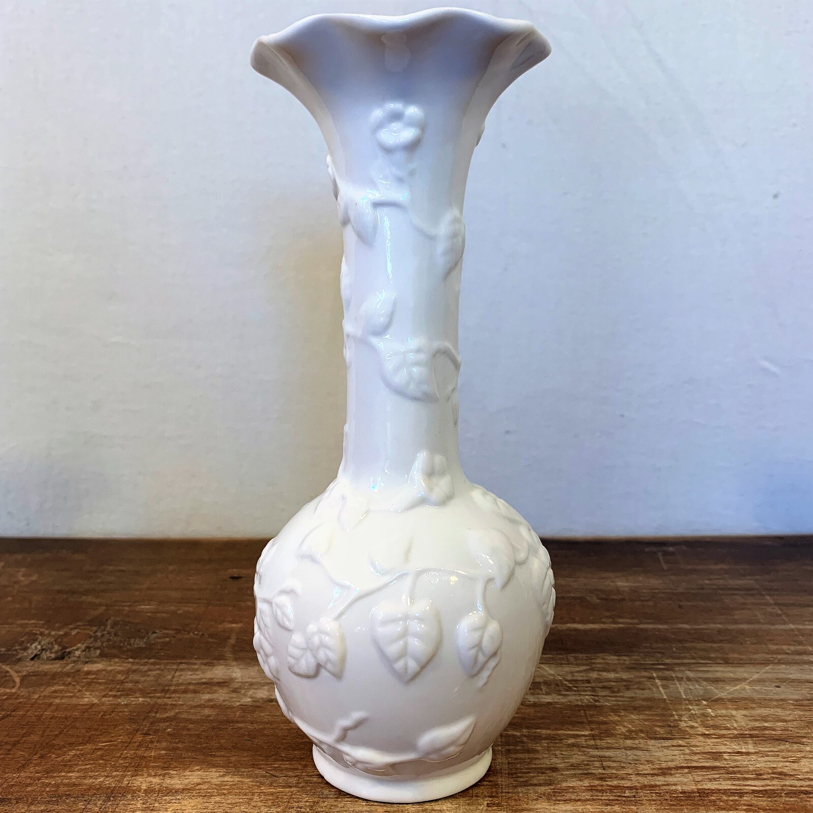 Raised Relief Embossed Ivy Vine White Ceramic 8″ Bud Vase Fluted Floral Flower